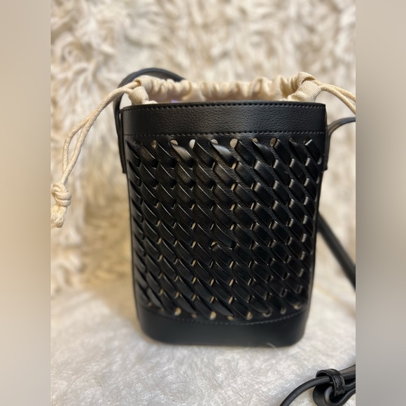 🖤🖤NWT- ADORABLE BLACK WOVEN BUCKET CROSSBODY W/ INTERIOR DRAWSTRING BAG🖤🖤 - Picture 8 of 14